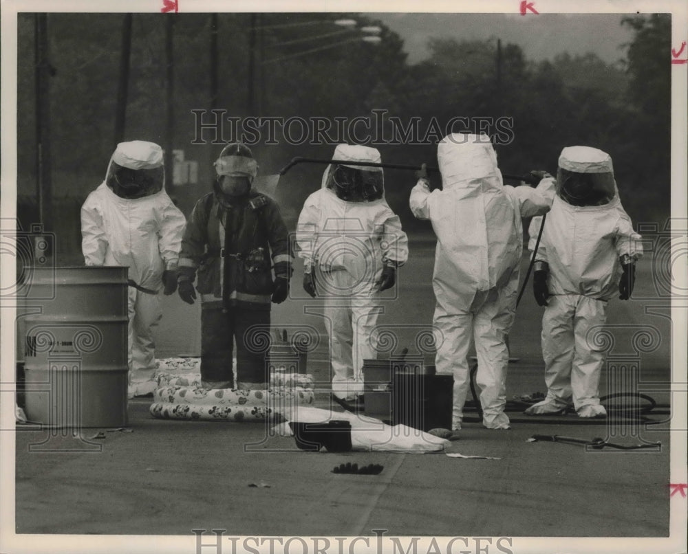 1989 Press Photo Alabama-Birmingham fire department clean off hazmat team.- Historic Images