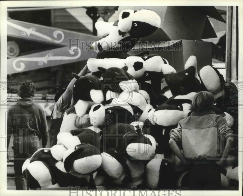 1981 Press Photo Alabama State Fair&#39;s stack of stuffed dogs cheer up youngsters.- Historic Images