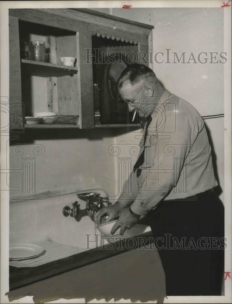 1948 Press Photo Alabama-Birmingham City Fire Department Captain W. L. Helton.- Historic Images