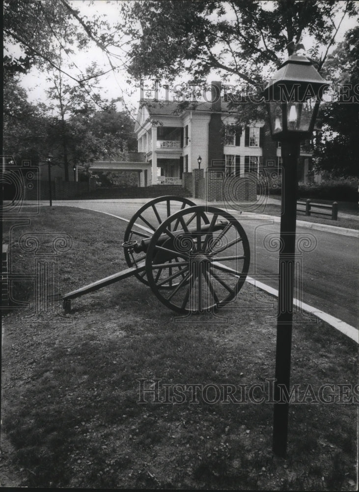 1968 Press Photo Cannons Grace Driveway of Arlington House, Birmingham, Alabama- Historic Images