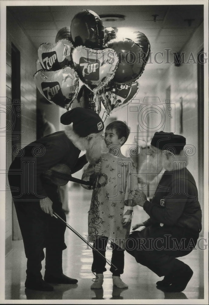 1987 Press Photo Alabama-7-Up Gnomes greet Donald Wood at Children&#39;s Hospital.- Historic Images