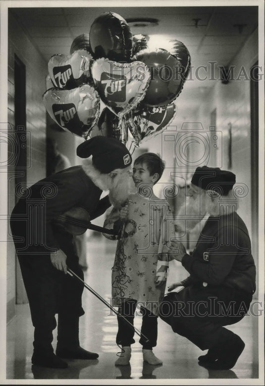 1987 Press Photo Alabama-7-Up Gnomes greet Donald Wood at Children's Hospital.- Historic Images