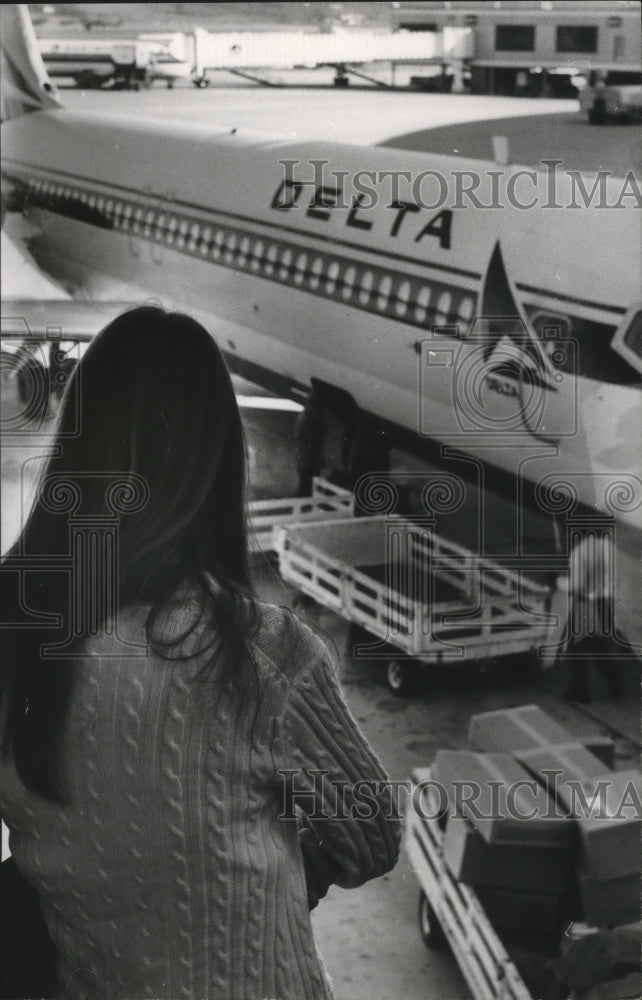 1975 Press Photo Waiter Watches Plane Unloading, Birmingham Municipal Airport- Historic Images