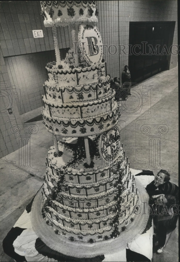 1971 Press Photo Alabama-Dru and Jay Brown admire Birmingham&#39;s centennial cake.- Historic Images