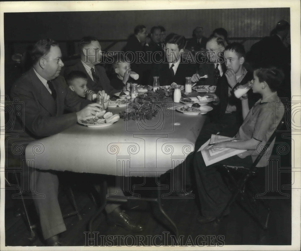 1943 Press Photo Alabama-Adults and children have dinner at Birmingham Boys Club- Historic Images