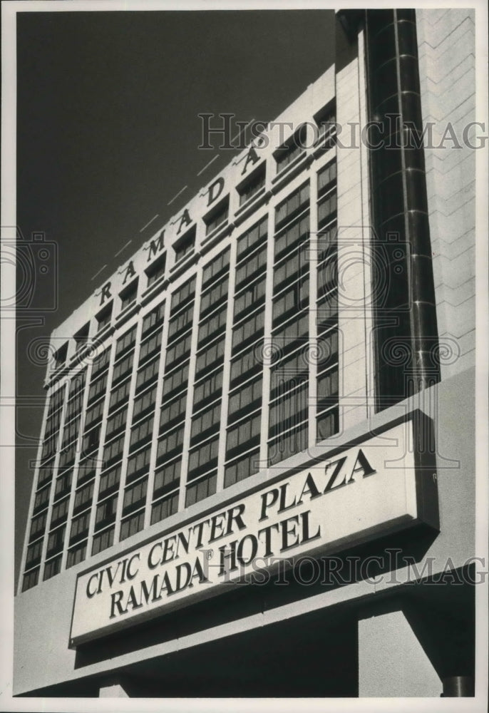 1988 Press Photo Birmingham&#39;s Civic Center Plaza Ramada Hotel Changing Hands - Historic Images