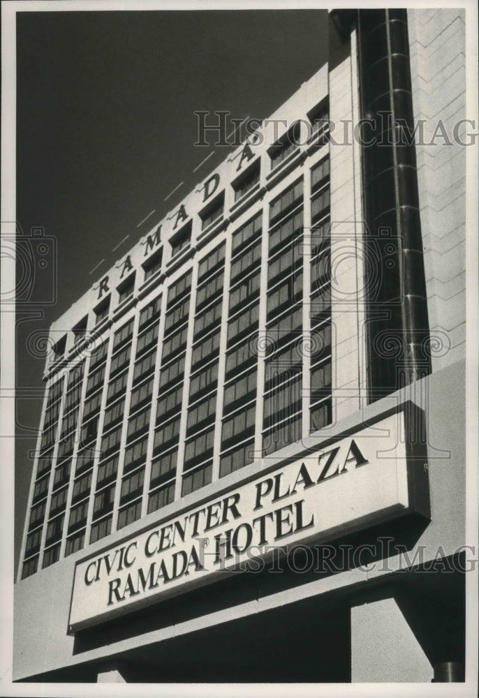 1988 Press Photo Birmingham's Civic Center Plaza Ramada Hotel Changing Hands - Historic Images