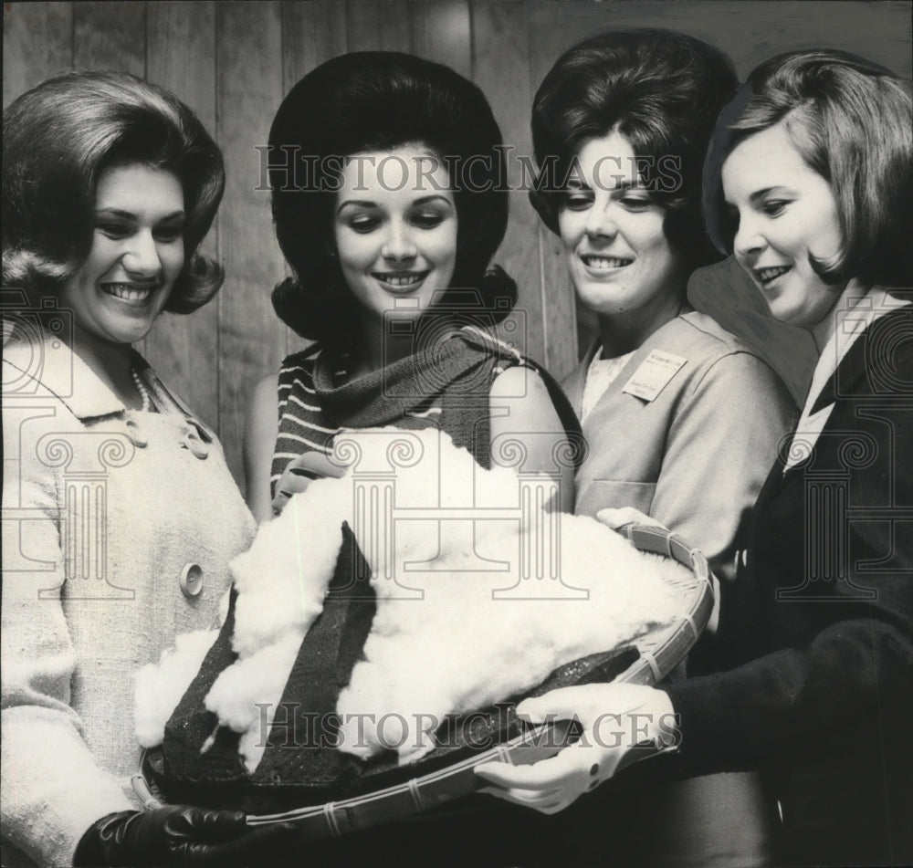 1966 Press Photo Alabama-Maid of Cotton Contestants holding a bowl of cotton.- Historic Images