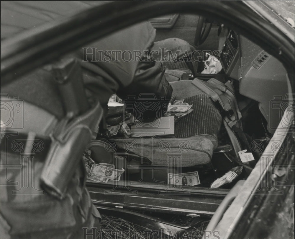 1988 Press Photo Alabama-Birmingham police finds front seat of car full of money- Historic Images