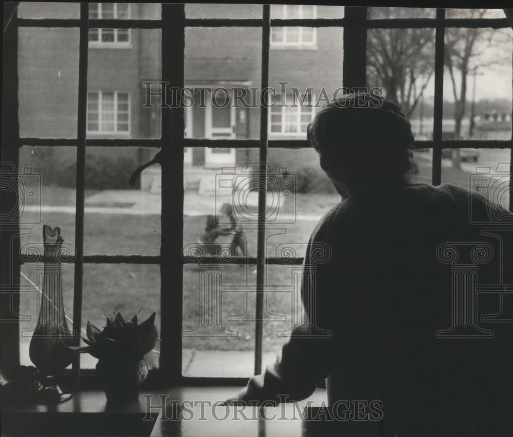 1975 Press Photo Alabama-Birmingham residents watches for crime out her window.- Historic Images