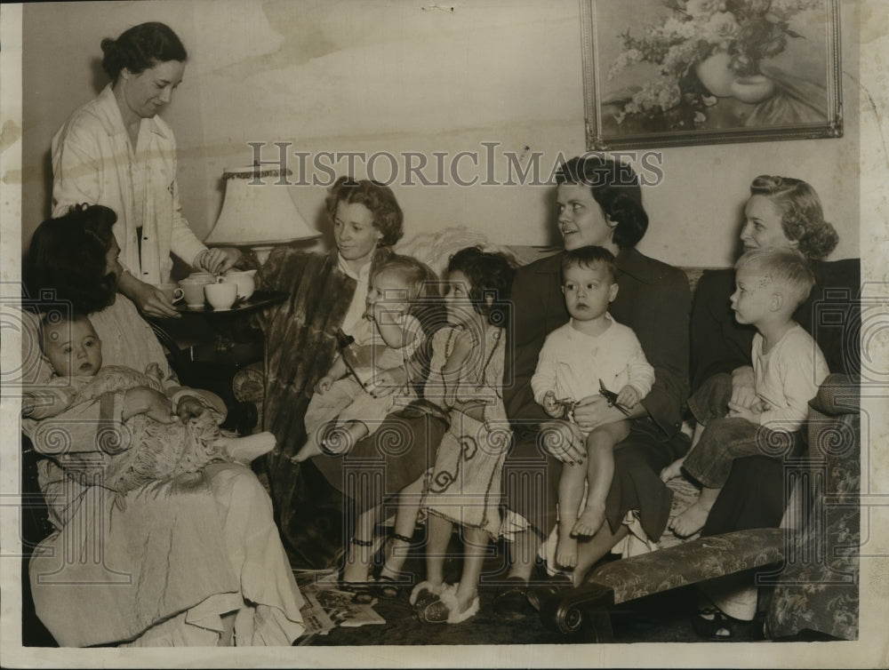 1951 Press Photo Alabama-A neighbor serves coffee to victims of Birmingham fire.- Historic Images