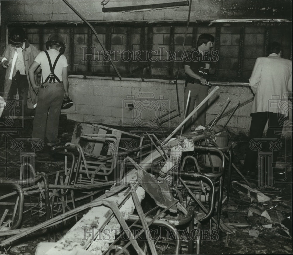 1980 Press Photo Alabama-Firemen sifts through Shades Valley school after fire.- Historic Images