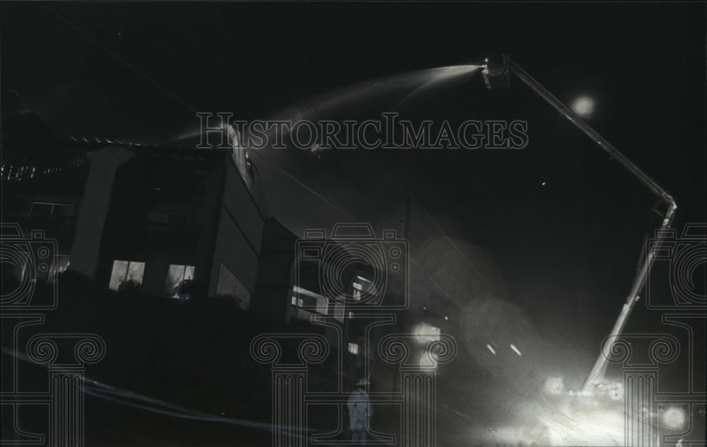 1981 Press Photo Alabama-Jefferson County firefighters spray burning apartment.