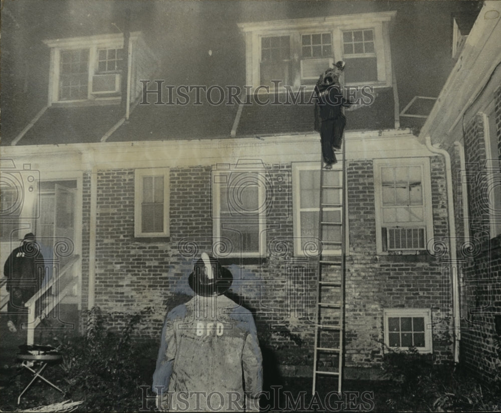 1971 Press Photo Firemen Fight Fire at Gateway Home, Birmingham, Alabama- Historic Images