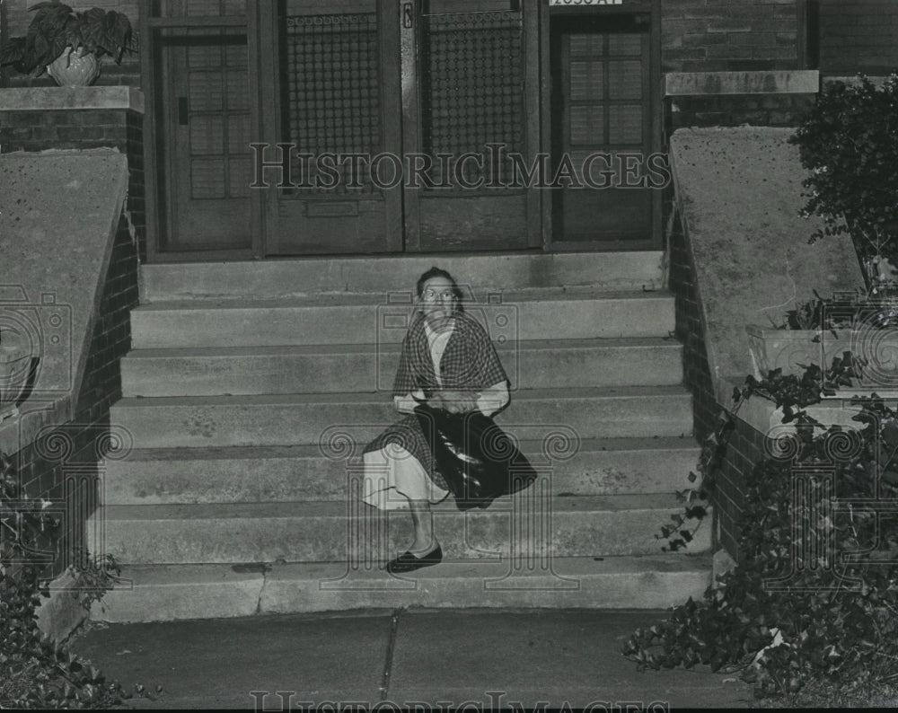 1977 Press Photo Lillian Coleman Sits on Steps After Apartment Fire, Alabama- Historic Images