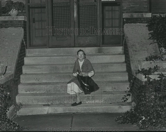 1977 Press Photo Lillian Coleman Sits on Steps After Apartment Fire, Alabama- Historic Images