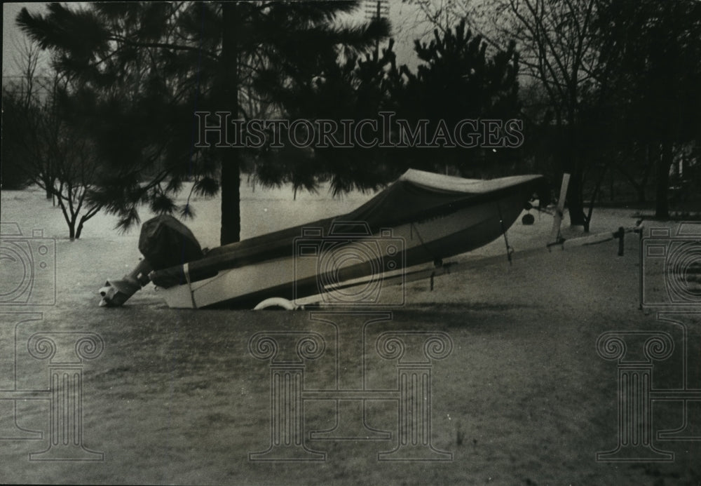 1972 Press Photo Alabama-This boat is parked in a flooded yard  in Huffman.- Historic Images