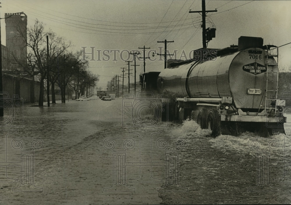 1973 Press Photo Truck Drives in Flooding, 1st Avenue North, Avondale, Alabama - Historic Images