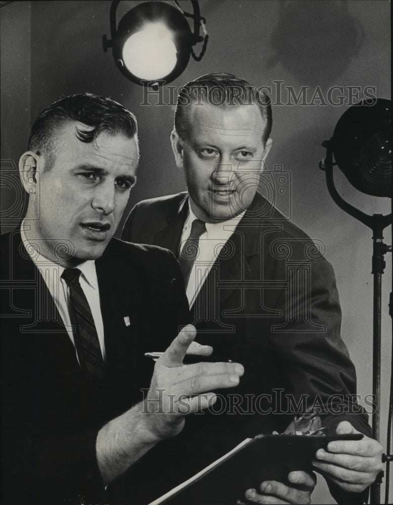 1964 Press Photo Alabama-Hollywood producer, Roy L. Crossfield with Bill Cowart.- Historic Images