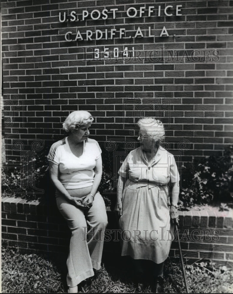 1979 Press Photo Alabama-Mrs.Tombrello and Mrs. Pemberton at Cardiff Post Office- Historic Images