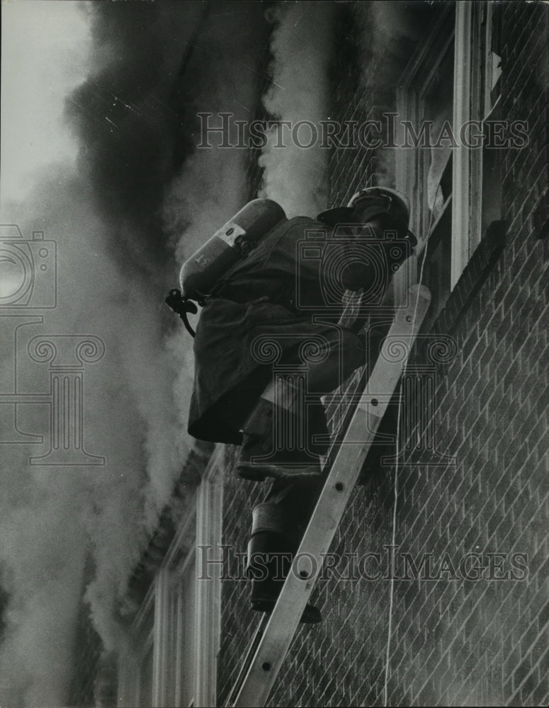 1971 Press Photo Alabama-Birmingham firemen on ladder at burning building site.- Historic Images