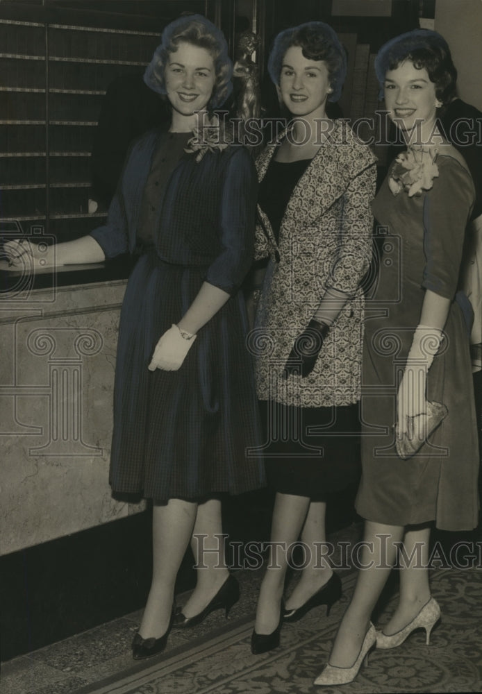 1960 Press Photo Mississippi, Alabama Maid of Cotton pageant entries check in.- Historic Images