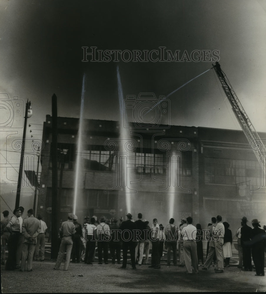 1951 Press Photo Alabama-Birmingham-Passerby gather at pre-dawn blaze. - Historic Images
