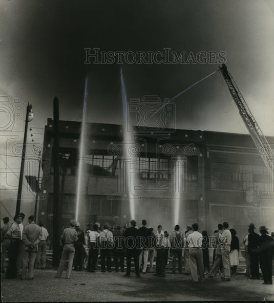 1951 Press Photo Alabama-Birmingham-Passerby gather at pre-dawn blaze. - Historic Images