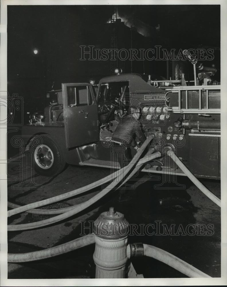 1970 Press Photo Alabama-Birmingham fireman hooks up water hoses to his engine.- Historic Images