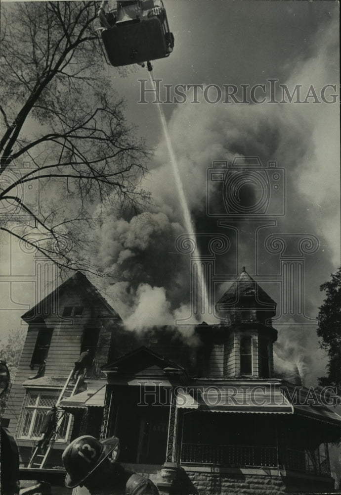 1973 Press Photo Firemen Try to Quell Blaze in Norwood Neighborhood, Birmingham- Historic Images