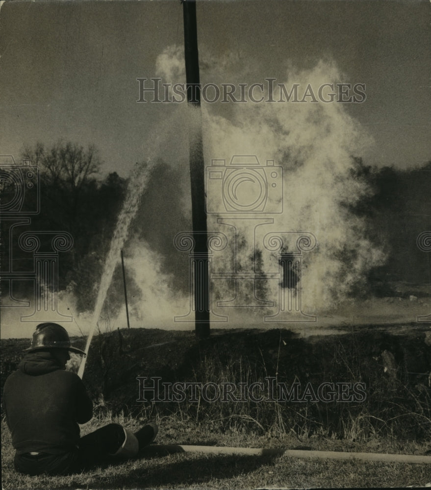 1968 Press Photo Fireman Fights Ruptured Gas Main Fire, Midfield, Alabama- Historic Images