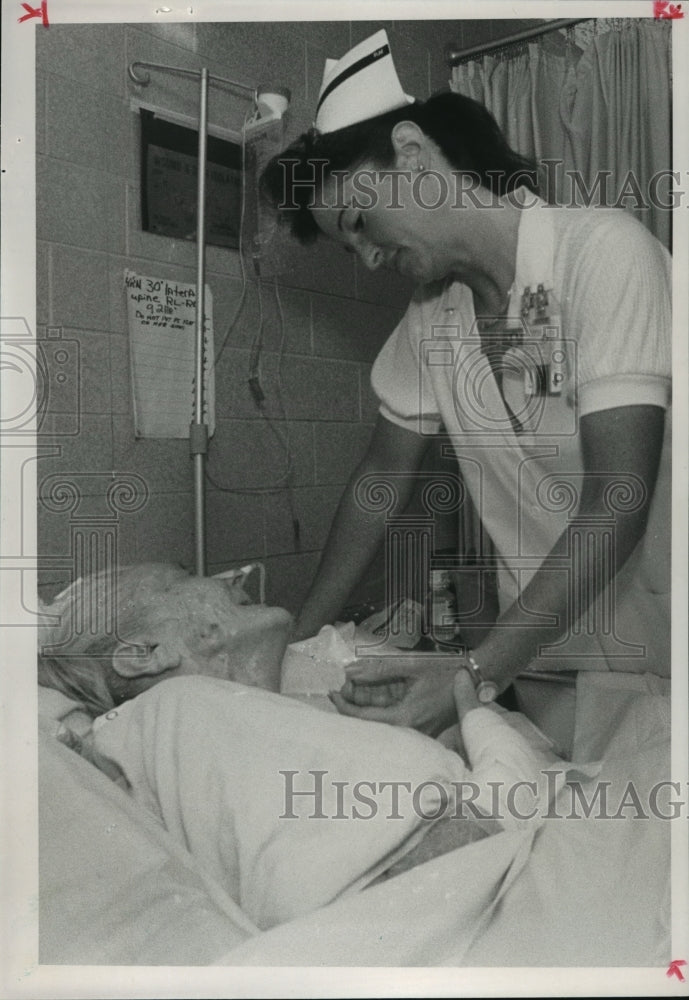 1989 Press Photo RN Director Susan Moore comforts Patient Onnie Fowler- Historic Images