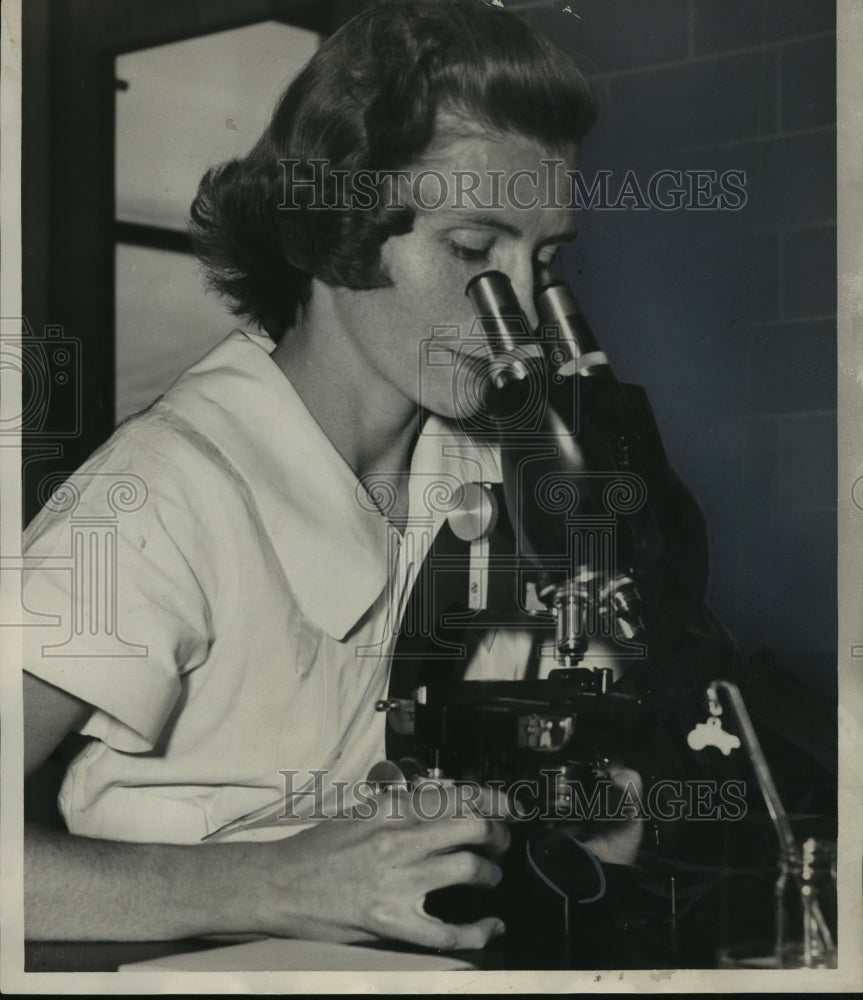 1955 Press Photo Alabama-Montgomery-Mrs. Mary Alice Ashmore, bacteriologist.- Historic Images