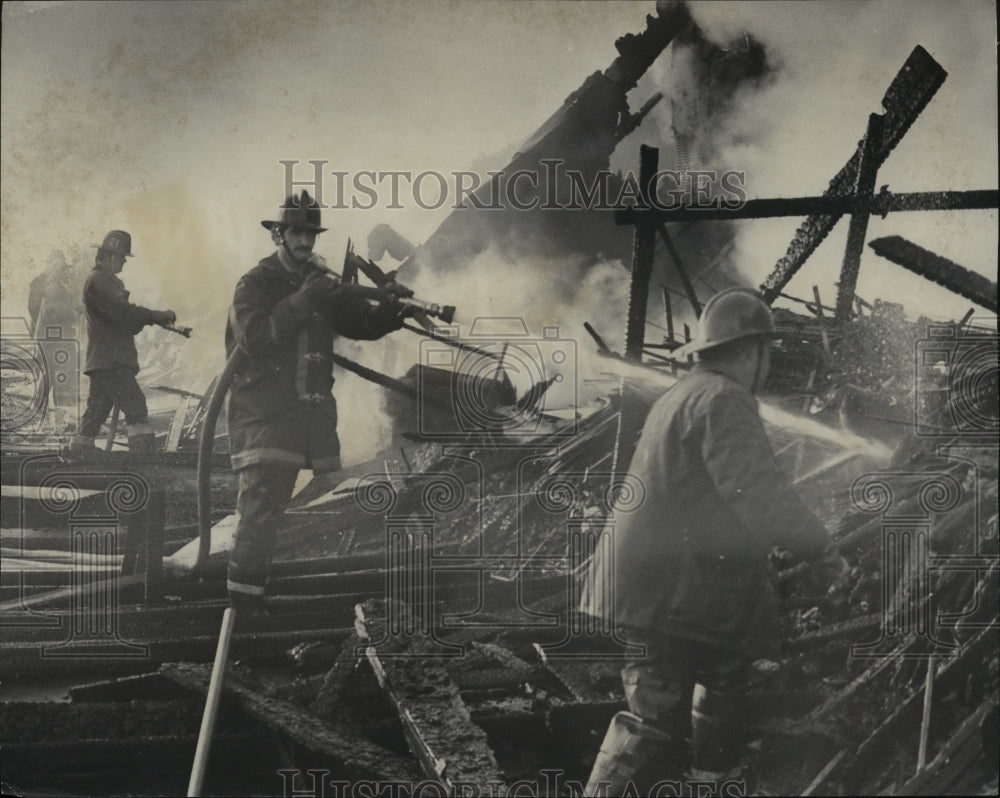 1976 Press Photo Alabama-Walls &#39;N All fire contained by Birmingham firefighters.- Historic Images