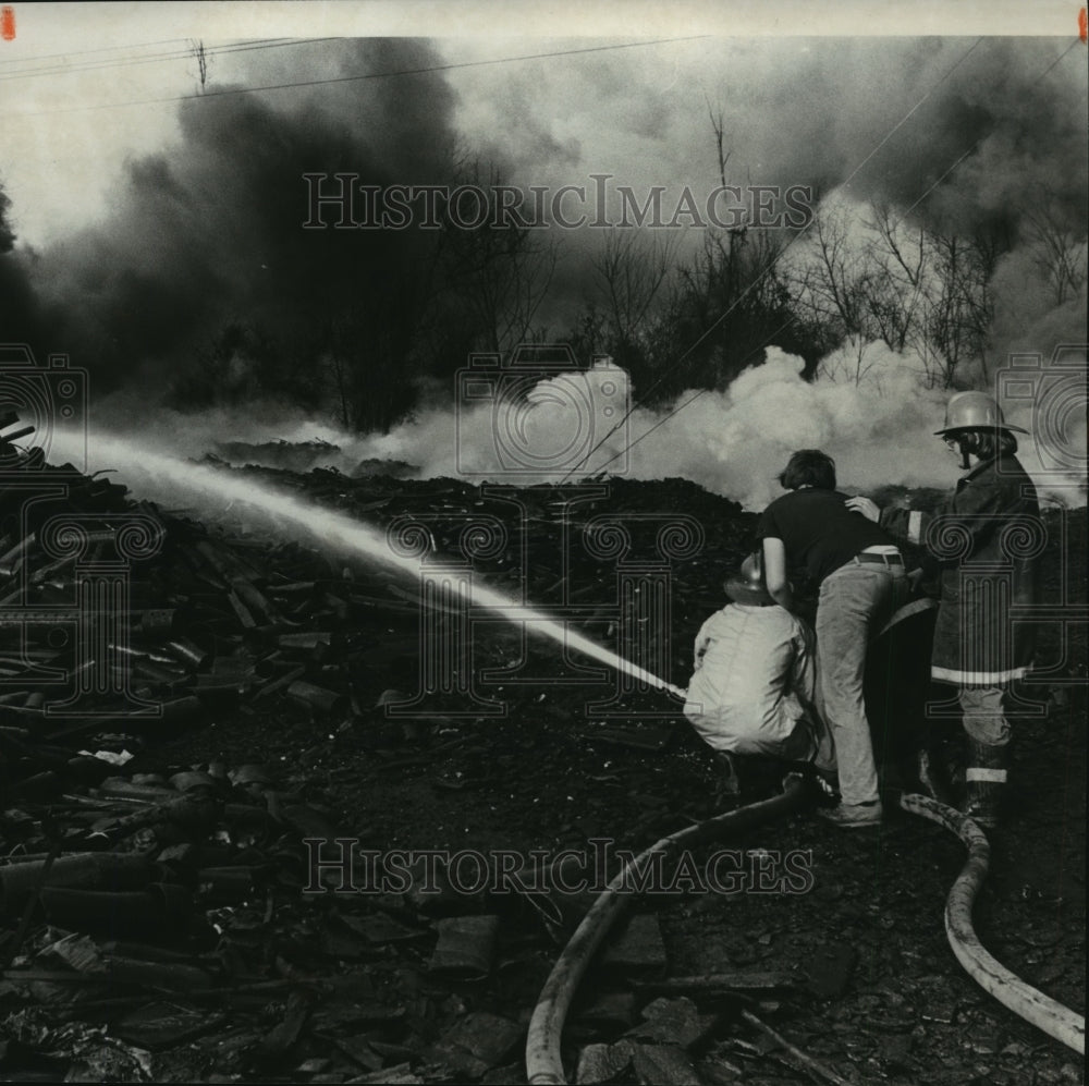 1977 Press Photo Firemen Douse Flames in Debris Fire, Roosevelt City, Alabama- Historic Images