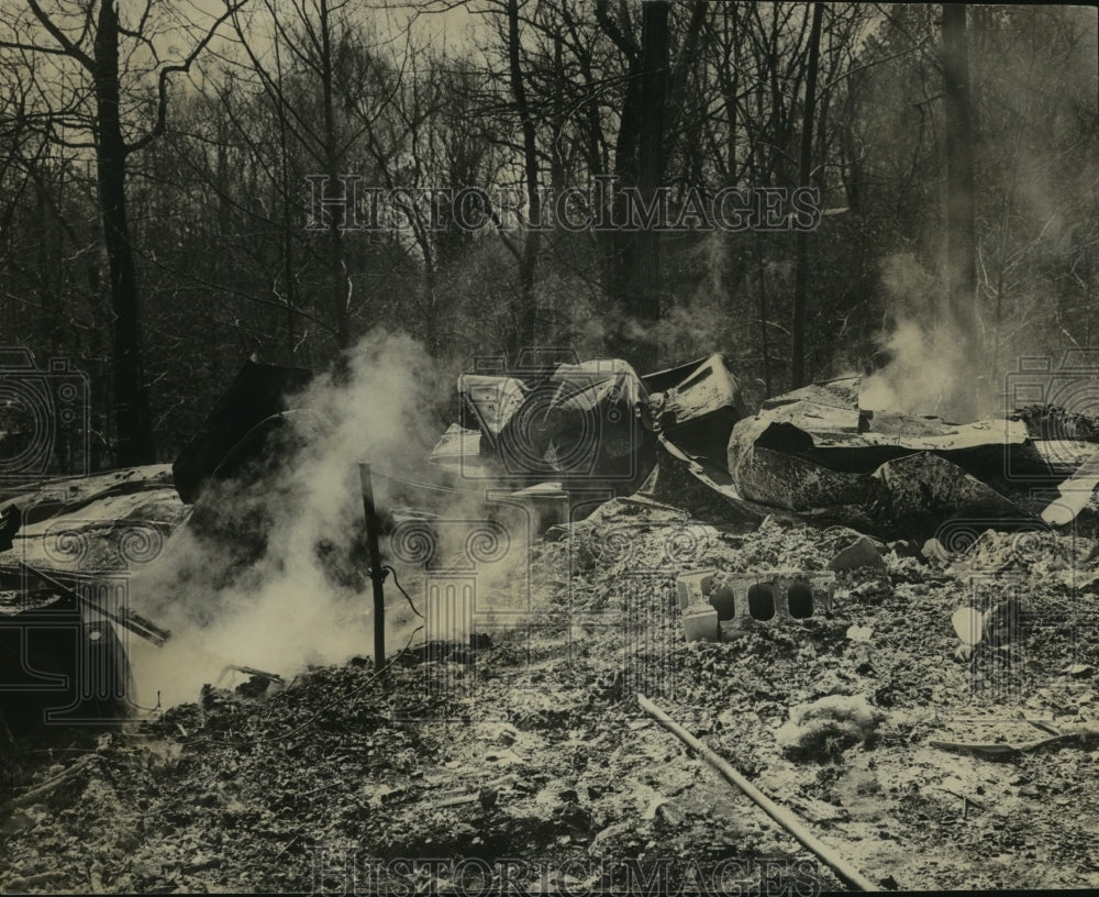 1971 Press Photo Ruins of River Cottage Still Smolder After Alabama Fire- Historic Images