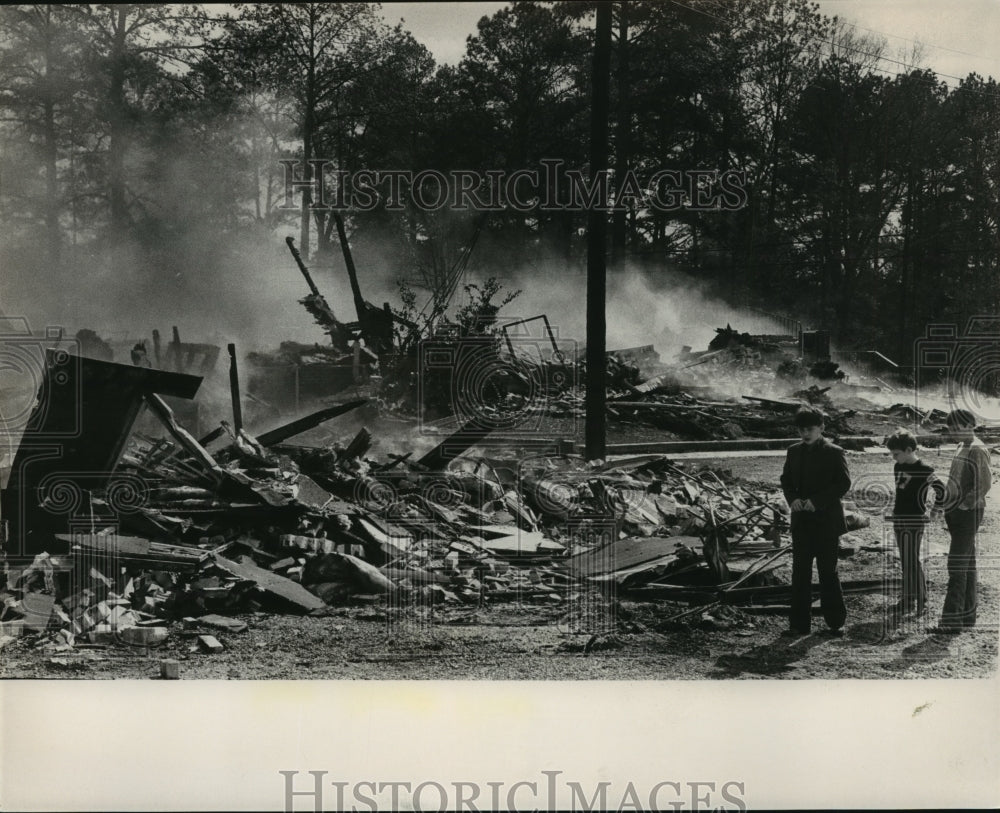 1974 Press Photo Boys Look Over Scene of Church Fire in Morris,Alabama- Historic Images