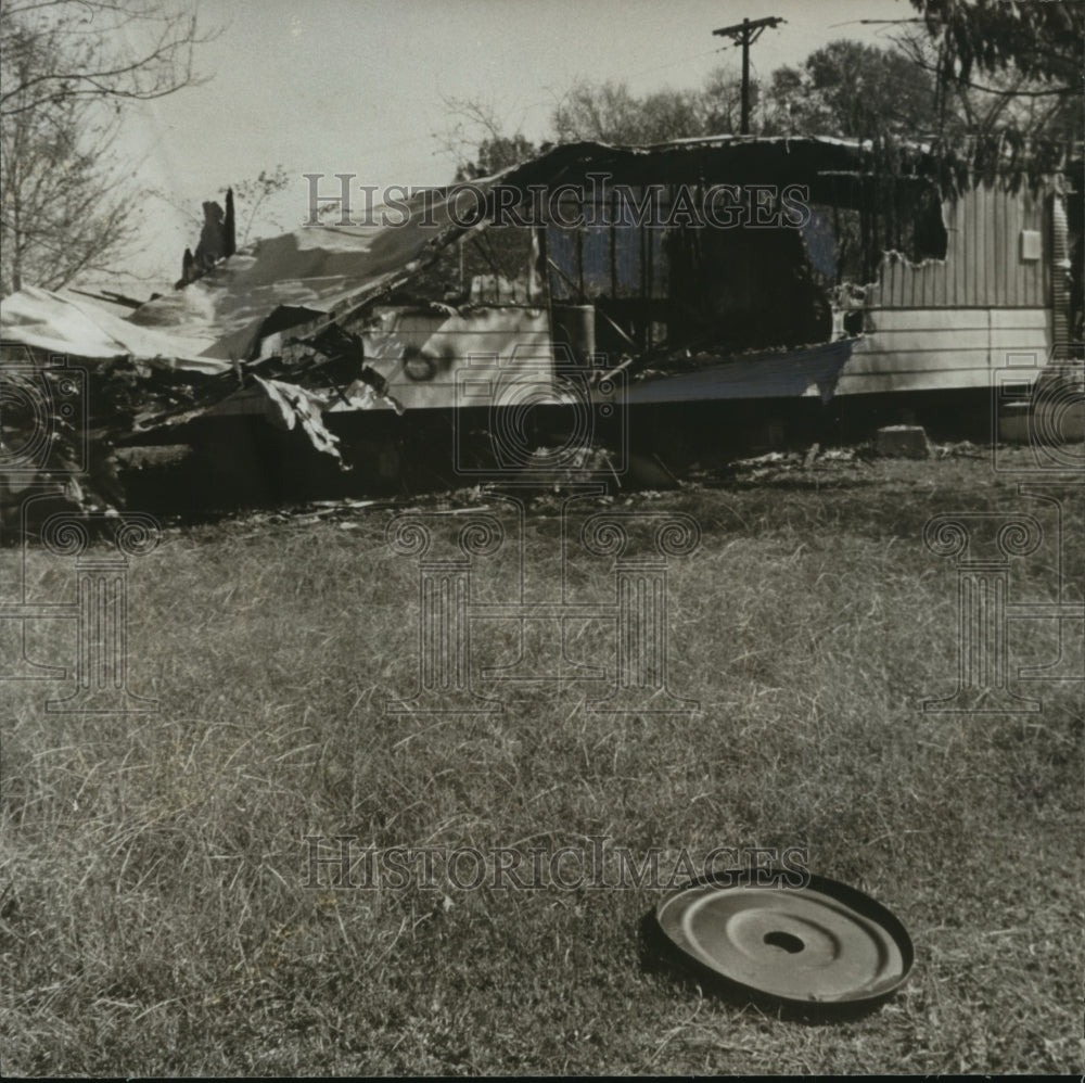 1973 Press Photo Alabama-Man lost his wife and auto in trailer fire in Falkville- Historic Images