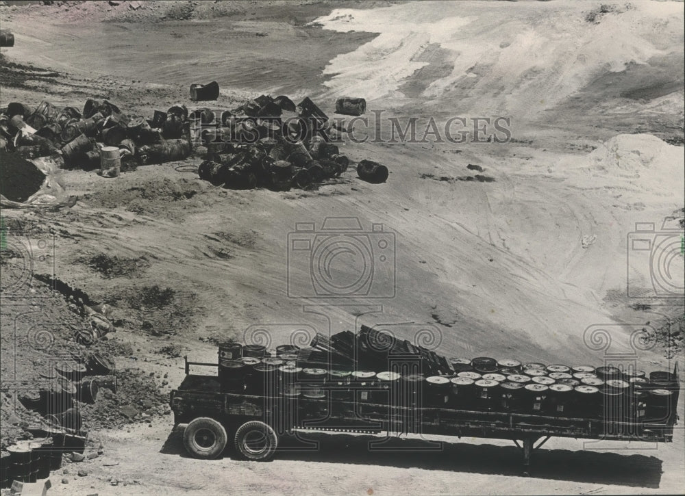 1984 Press Photo Alabama-Empty drums in bottom of hazardous dump pit. - Historic Images