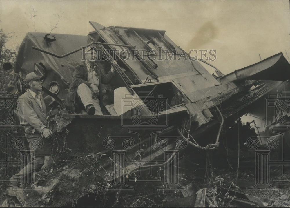 1974 Press Photo Alabama-H.R. Powers and T.E. Loden inspect train wreckage. - Historic Images