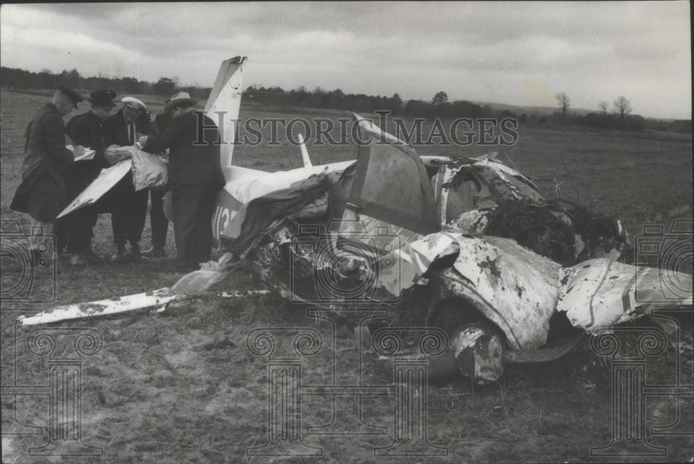 1968 Press Photo Authorities Examine Papers Found in Plane Crash in Alabama- Historic Images