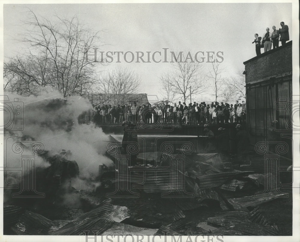 1966 Press Photo Crowd Views Firemen, Grayson&#39;s Lumber Company Fire, Birmingham - Historic Images