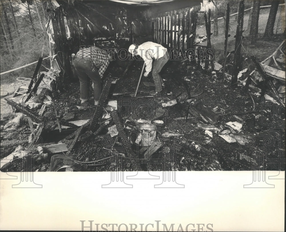  Press Photo Men Look for Lost Keys in Trailer Home Fire, Adamsville, Alabama- Historic Images