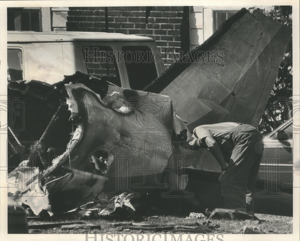  Press Photo Alabama-Birmingham fireman peers at L&#39;Express flight 508 wreckage.- Historic Images