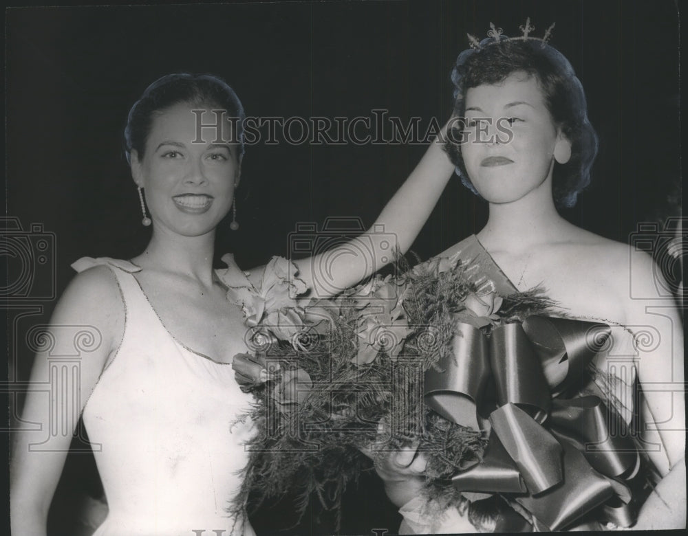 1957 Press Photo Alabama-Former National Maid of Cotton crowns Chambers winner. - Historic Images