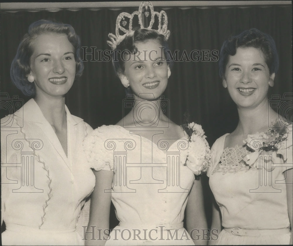 1957 Press Photo Alabama-Madison County Maid of Cotton crowned by reigning Maid. - Historic Images