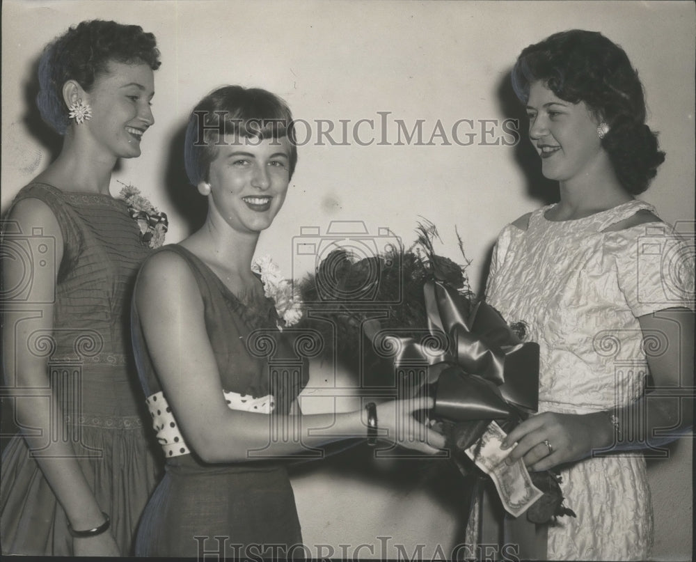 1957 Press Photo Alabama-Conecuh County Maid of Cotton receives awards. - Historic Images