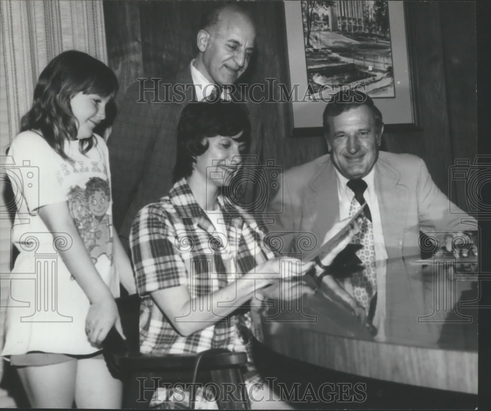 1974 Press Photo Alabama-Huntsville Mayor Joe Davis adopts sister city, Cuilapa.- Historic Images