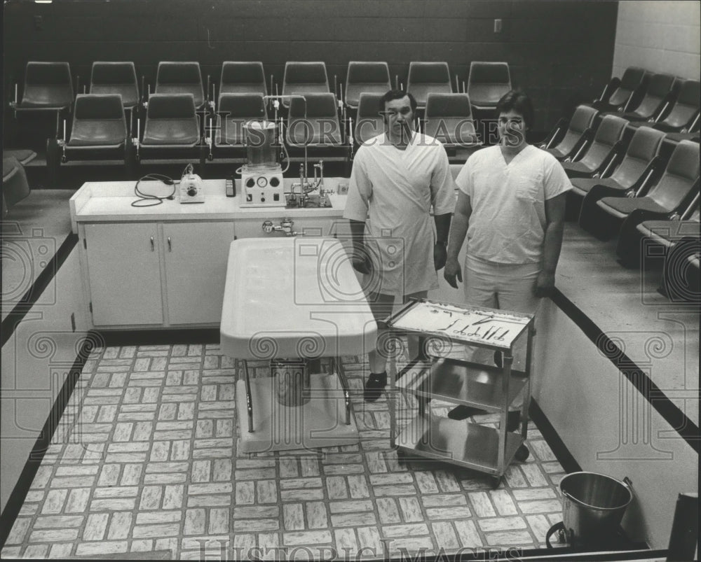 1980 Press Photo Embalming Lab and Students at Jefferson State College, Alabama- Historic Images