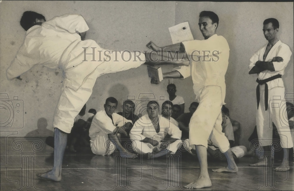 1966 Press Photo Hank Parks Watches Karate Students Practice, Bessemer, Alabama- Historic Images